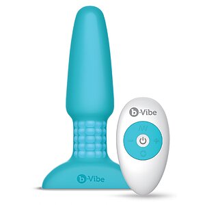 B-Vibe Vibrating Plug Albastru pe SexLab