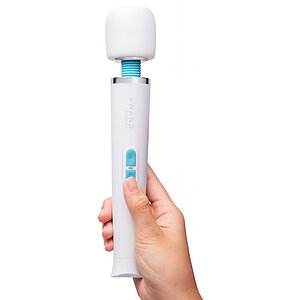 Le WAND Classique Petite — 10 Niveluri, Reîncărcabil Alb Le WAND Classique Petite — 10 Niveluri, Reîncărcabil Alb pe Sexlab.ro